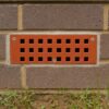 Grille d’aération murale extérieure sur un mur en brique – Élément à risque en cas d’inondation