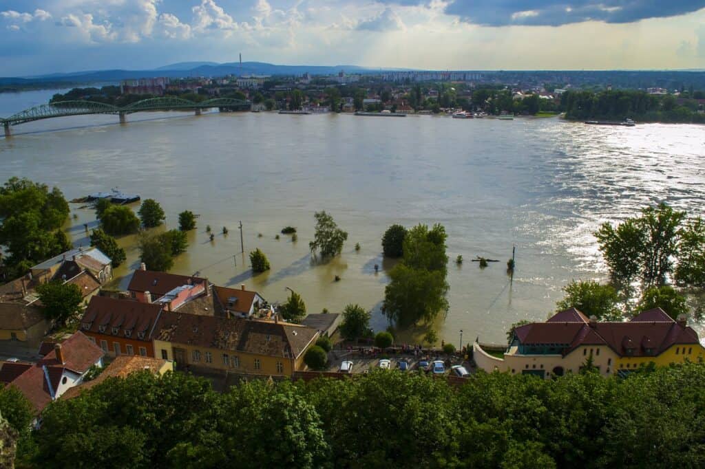 Fleuve qui déborde, ville inondée, inondation 