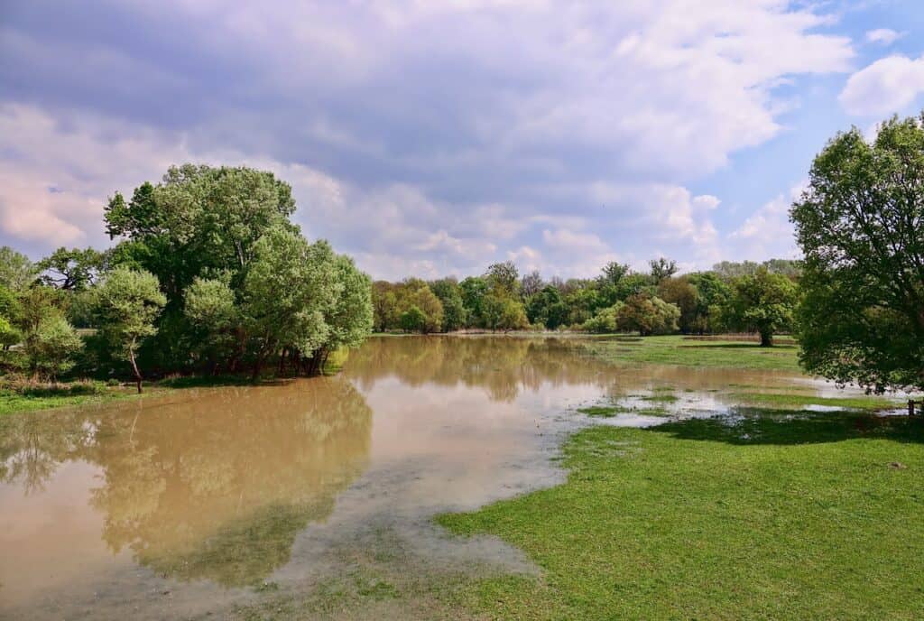 Rivière qui déborde en France, inondation