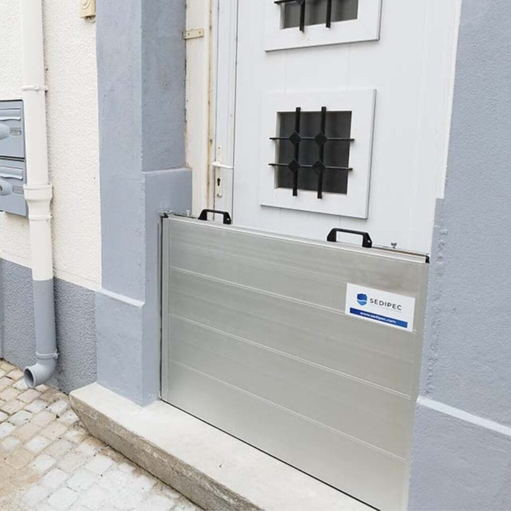 batardeau bloc sedipec devant une porte d'entrée