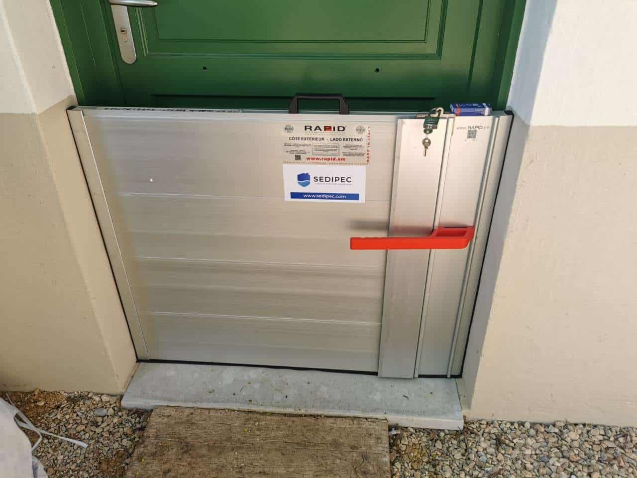 batardeau sedipec devant une porte d'entrée