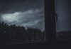 Pluie sur une fenêtre d'une habitation
