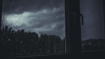 Pluie sur une fenêtre d'une habitation