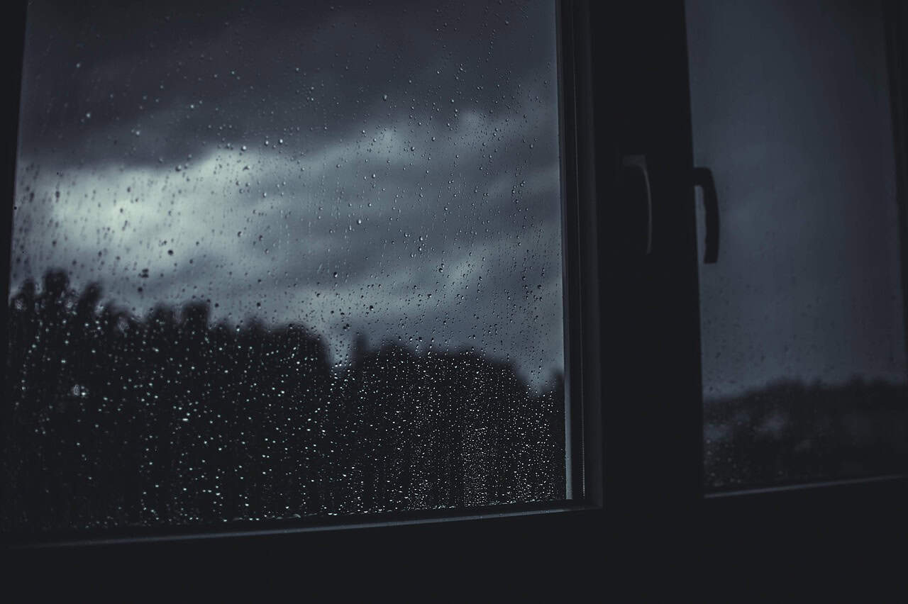 Pluie sur une fenêtre d'une habitation