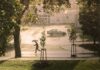 Pluie qui tombe dans une ville dû à la saison des pluies