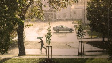 Pluie qui tombe dans une ville dû à la saison des pluies