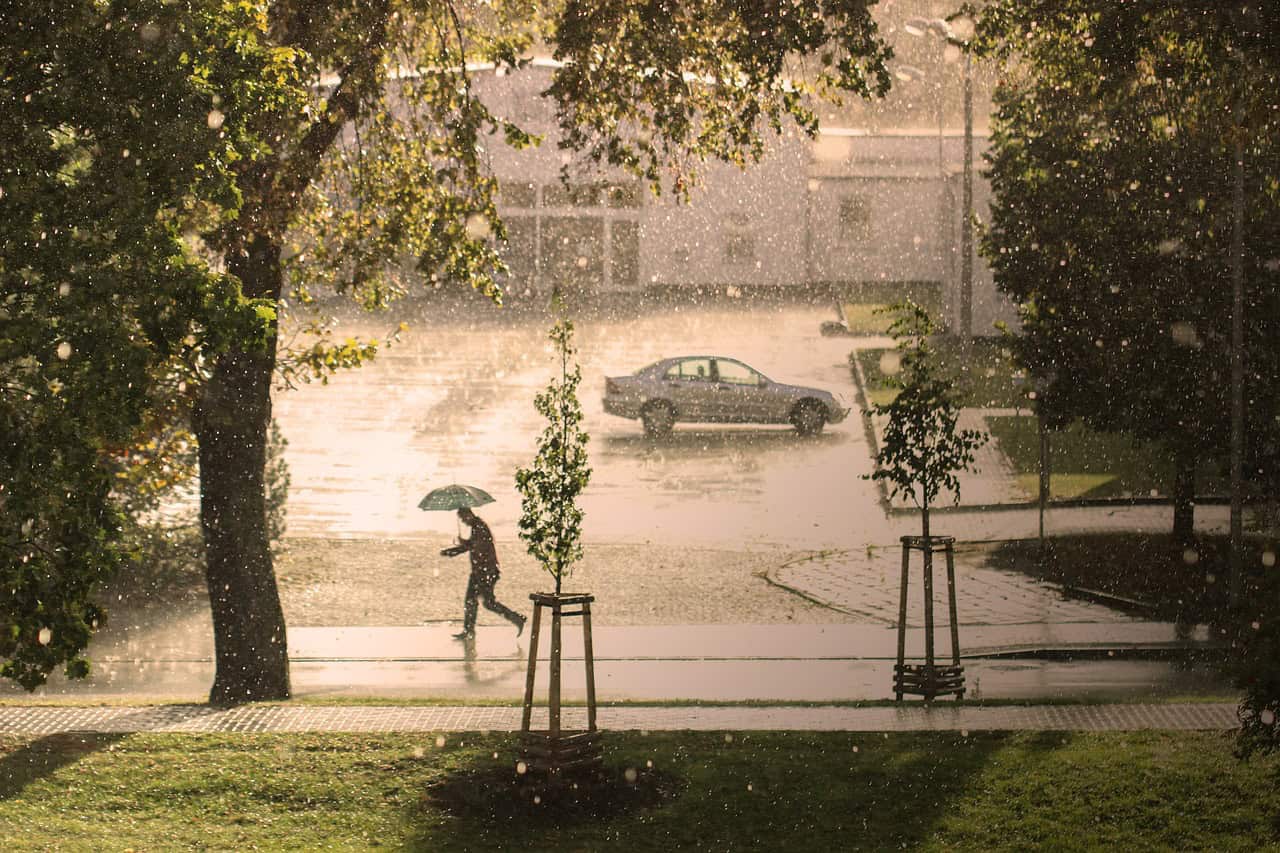 Pluie qui tombe dans une ville dû à la saison des pluies
