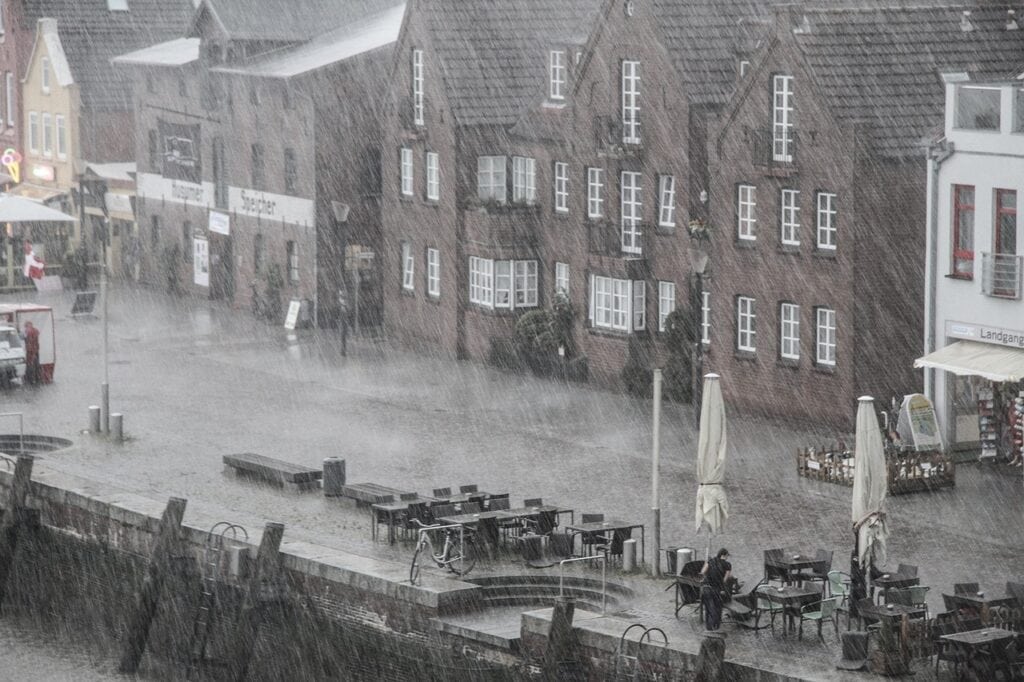 pluie qui tombe dans une ville créant une inondation