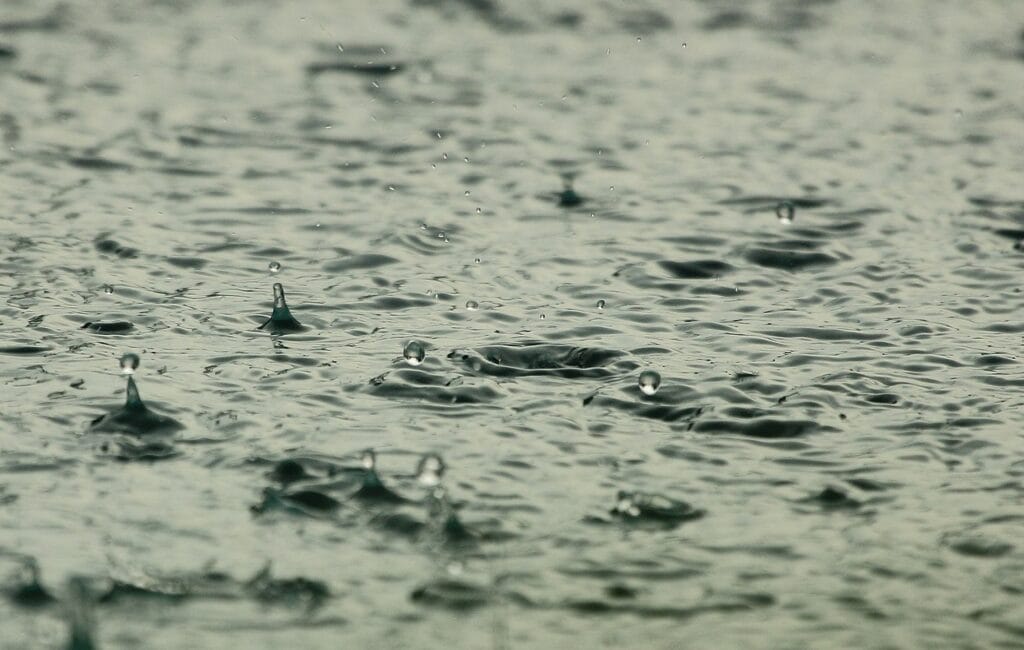 eau de pluie de tombe dans de l'eau du à une inondation