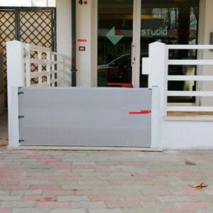 Batardeau aluminium installé devant l’entrée d’un bâtiment pour la protection contre les inondations