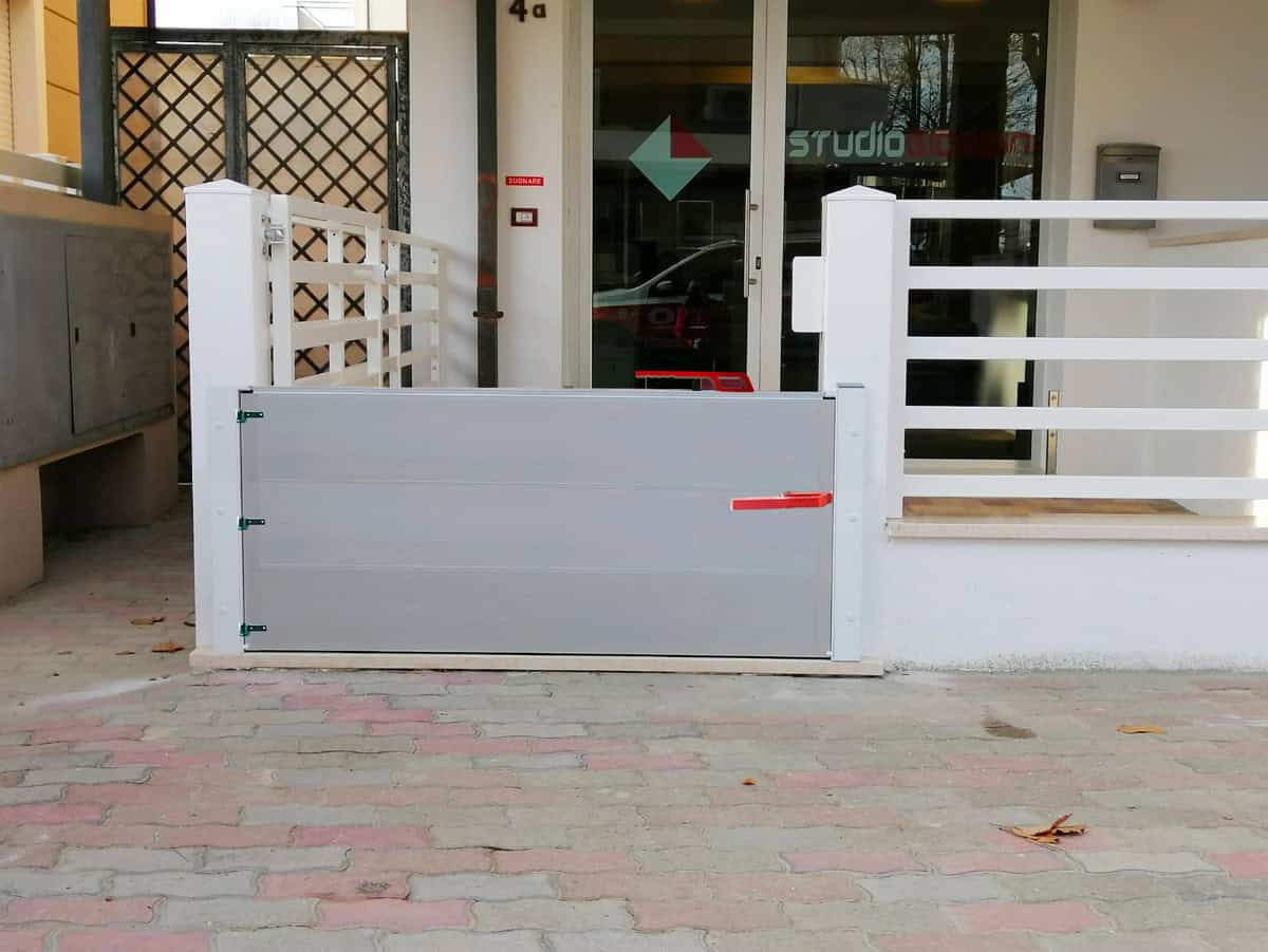 Batardeau aluminium installé devant l’entrée d’un bâtiment pour la protection contre les inondations