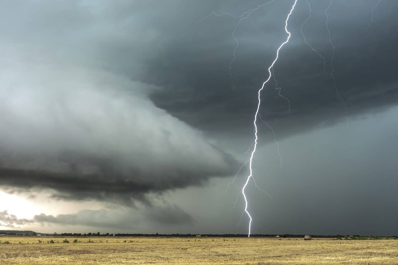 photographie d'un orage en belgique, éclair