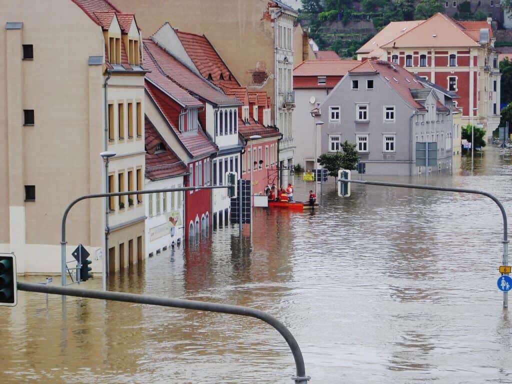 Inondation dans la ville, habitations inondées