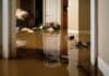 Inondations et débris dans une maison