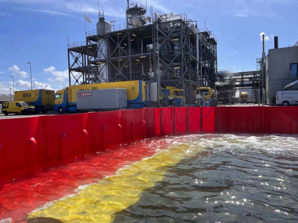 Barrière amovible Boxwall remplie d’eau protégeant un site industriel contre le risque d’inondation
