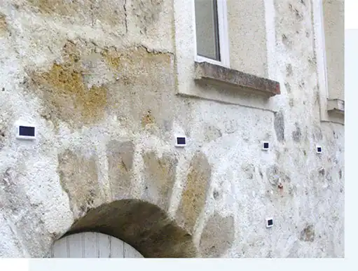 Système d’assèchement mural installé sur un mur humide en pierre