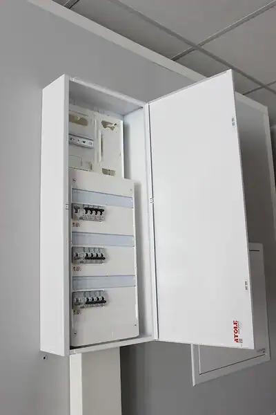 Coffret d’habillage mural en acier blanc pour tableau électrique ATOLE avec porte ouverte