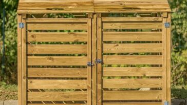 Abri pour poubelles en bois double avec couvercles, installé en extérieur