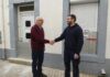 Un particulier âgé serre la main du poseur après la pose de batardeaux anti-inondation sur sa porte et fenêtre, installés par SEDIPEC et Floody.